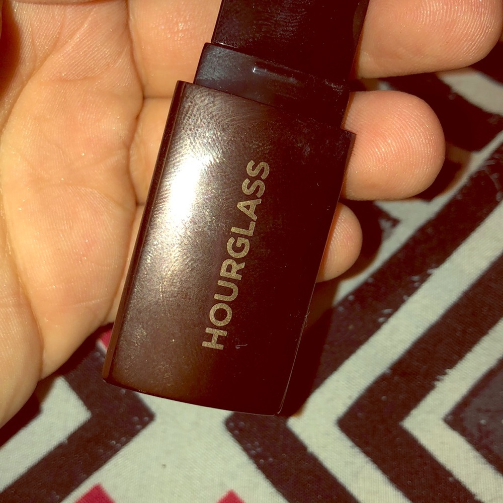 Hourglass vanishing foundation stick: alabaster